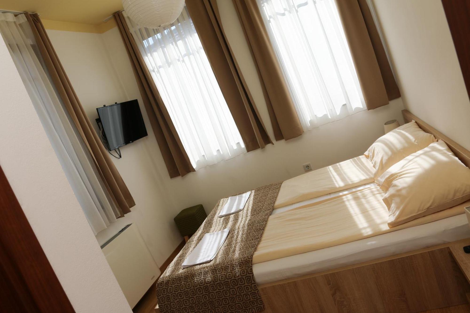 Hotel Logavina 8 Garage Parking サラエヴォ エクステリア 写真